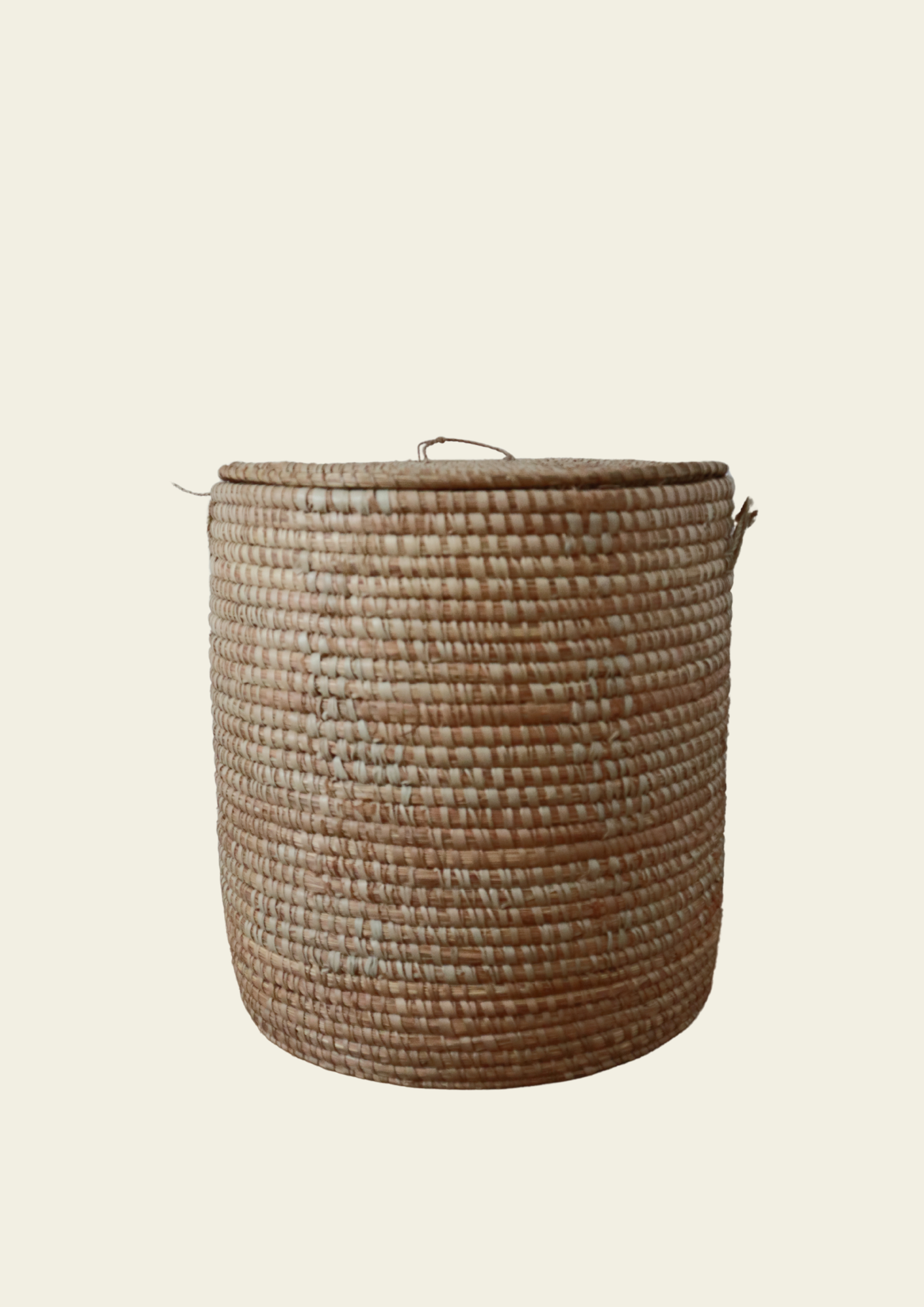 Panier rond en raphia andi – élégance naturelle