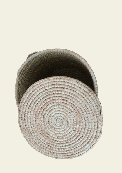 Panier rond en raphia andi – élégance naturelle