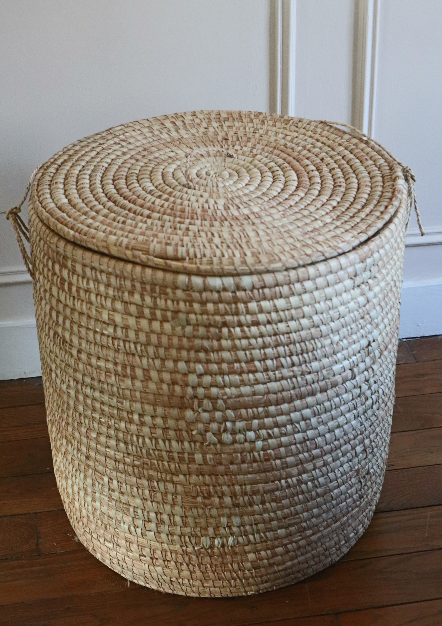 Panier rond en raphia andi – élégance naturelle