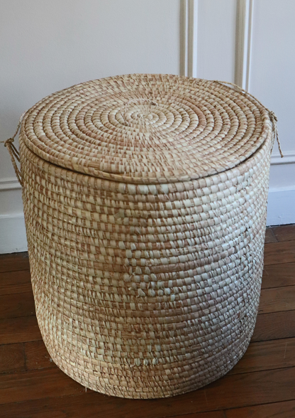 Panier rond en raphia andi – élégance naturelle