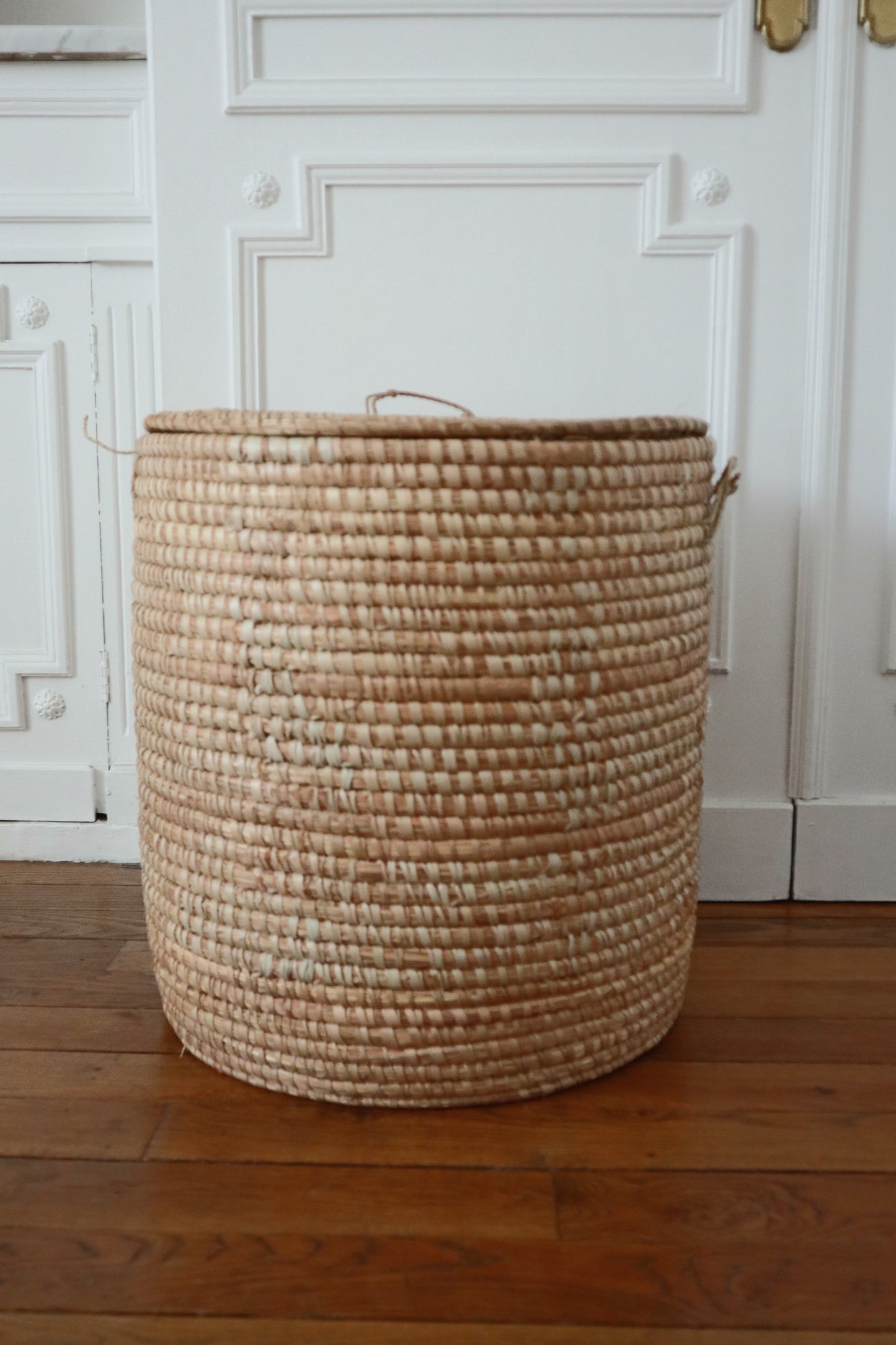 Panier rond en raphia andi – élégance naturelle